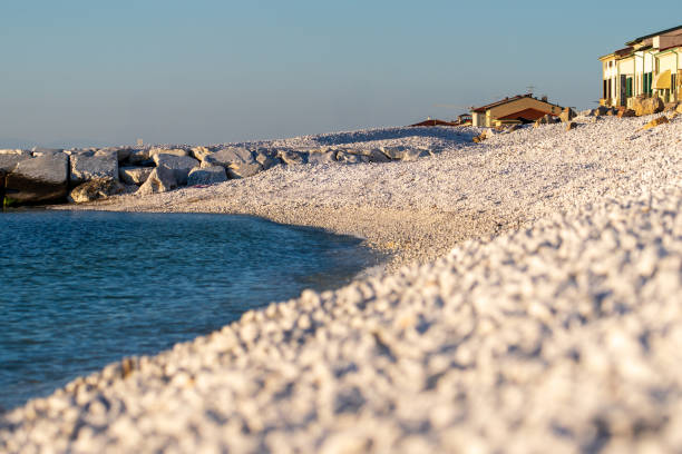 Spiaggia di ciottoli bianchi a Marina di Pisa