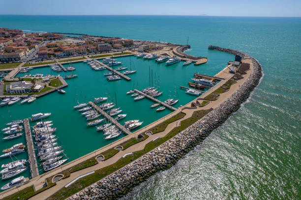 Il porto turistico di Marina di Pisa visto dall'alto, alla Bocca d'Arno
