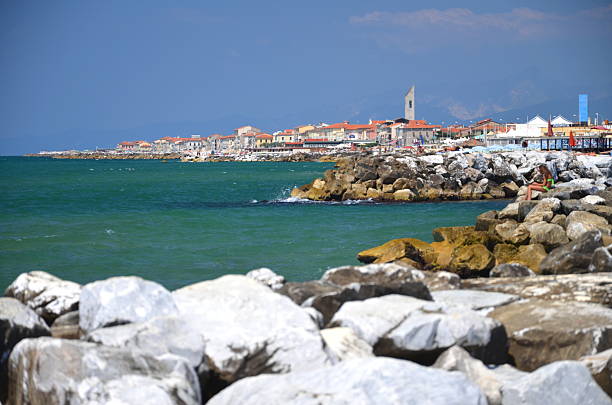 Il lungomare di Marina di Pisa visto dal molo, con le case colorate sul mare