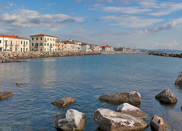 Il lungomare di Marina di Pisa con le ville storiche sul mare